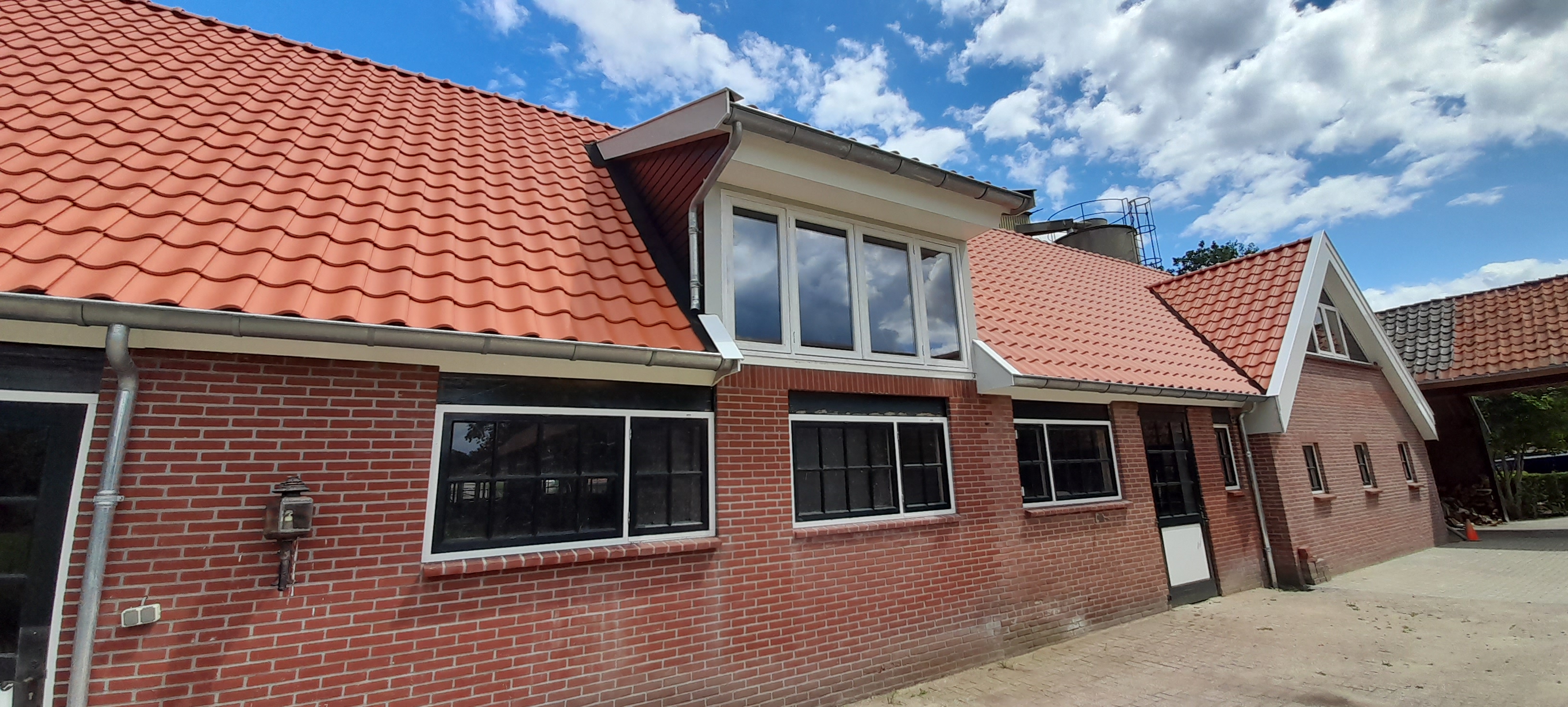 Restauratie en verduurzaming hellend dak en dakkapellen Weerselo fase 1 foto